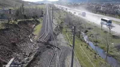 بالفيديو.. هكذا أصبحت سكة القطار بعد زلزال تركيا المدمر
