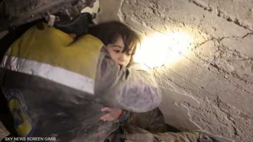إنقاذ عشرات الأطفال من تحت الأنقاض في سوريا
