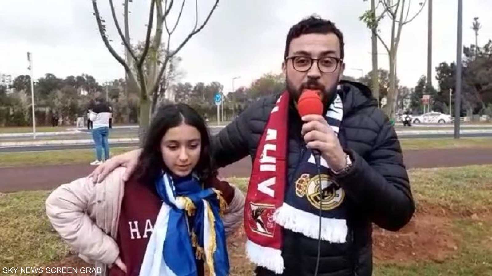 مشجع ريال يحمل شعار الفريقين