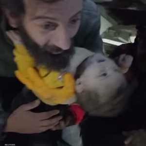 صورة لطفل تم إنقاذه من ركام زلزال تركيا