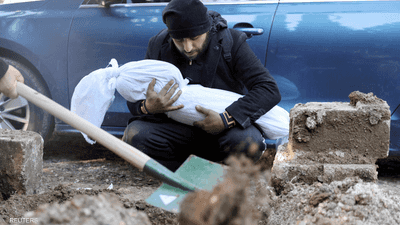 شخص تركي يقوم بدفن ابنته من ضحايا الزلزال في هاتاي