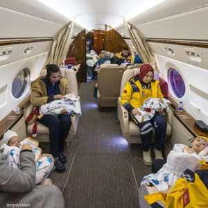 جرى نقل الرضع على متن طائرة رئاسية