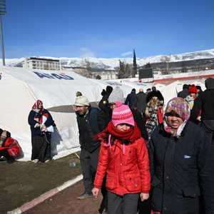 يعيش الناجون من الزلزال أوضاعا قاسية