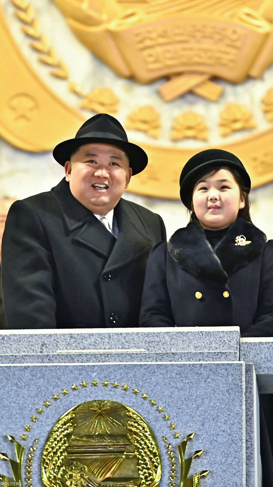 كيم جو-إيه مع والدها أثناء العرض العسكري