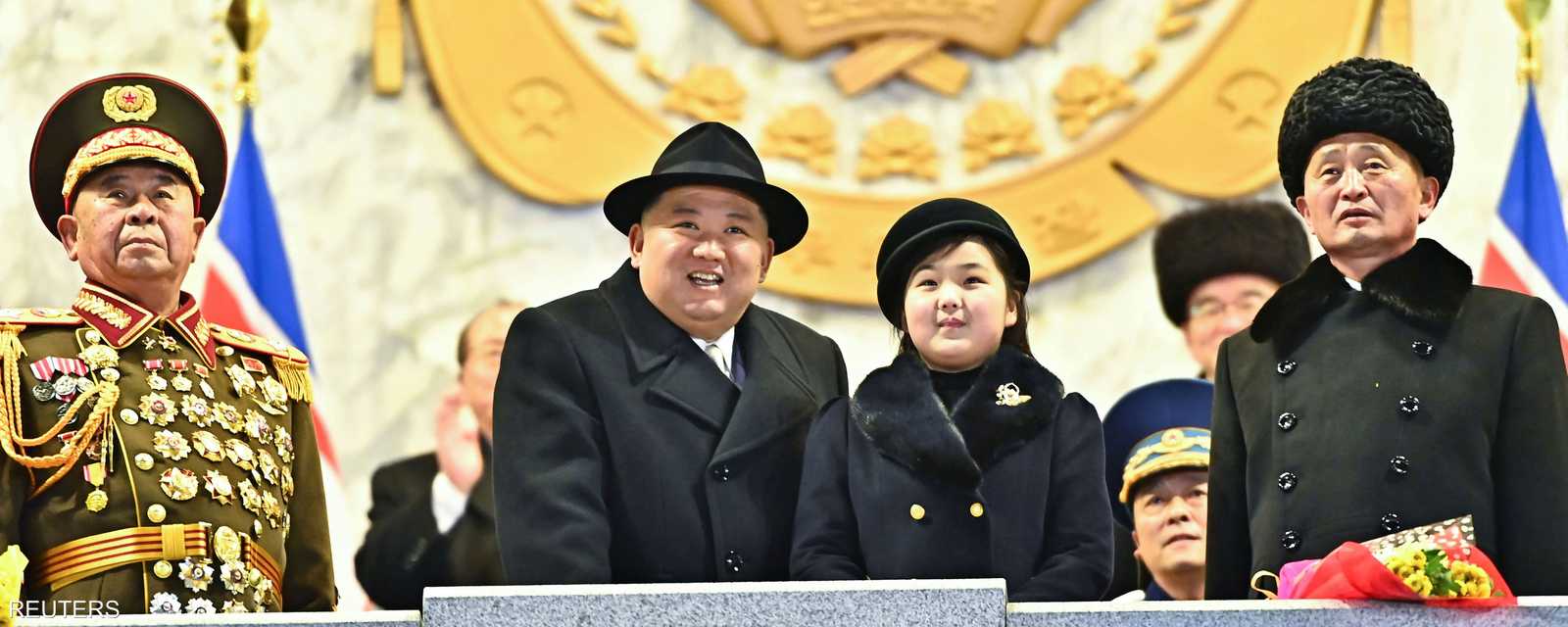كيم جو-إيه مع والدها أثناء العرض العسكري