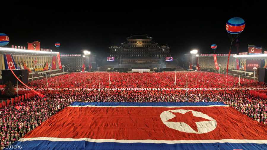 علم ضخم لكوريا الشمالية أثناء العرض العسكري