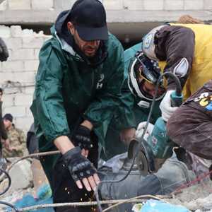 فرق إنقاذ تابعة لمؤسسة الإغاثة الإنسانية التركية