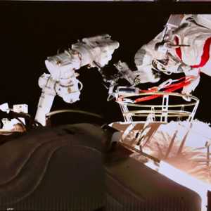 أرشيفية لرواد فضاء صينيون في مهمة خارج المحطة الفضائية