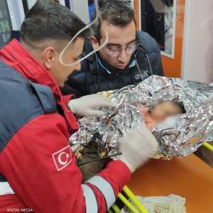 الأمل يحذوا فرق الإنقاذ في العثور على مزيد من الناجين بتركيا