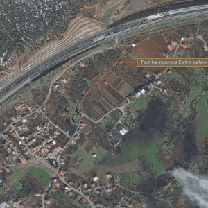 صدع يشق الأرض في نورداغي التركية