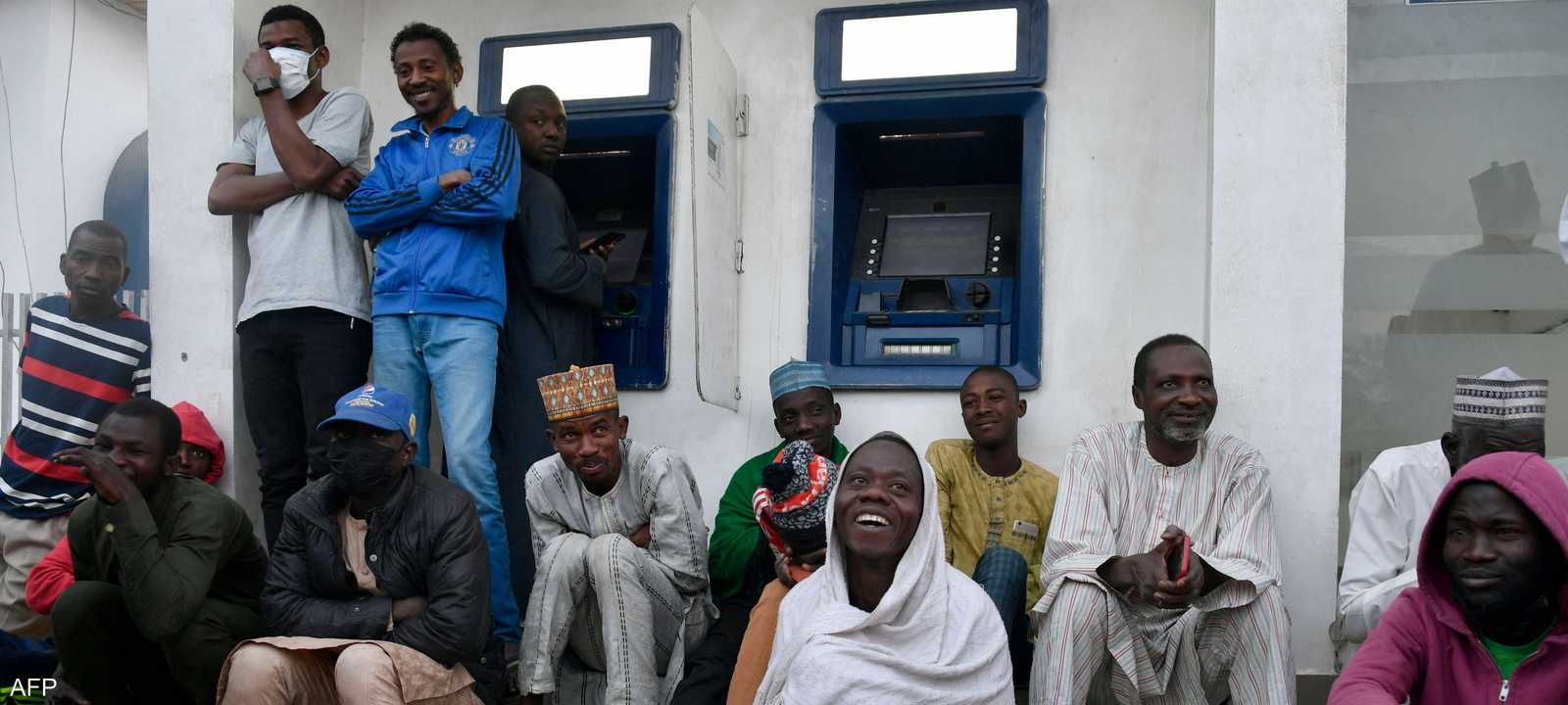المتعاملون يصطفون أمام مكينات الصرف في نيجيريا