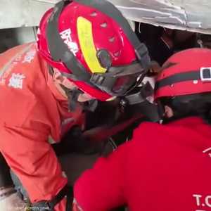 الأمل يحدو فرق الإنقاذ في العثور على مزيد من الناجين بتركيا