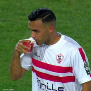 نيمار ظهر ممسكا كوبا من الشاي بين شوطي المباراة