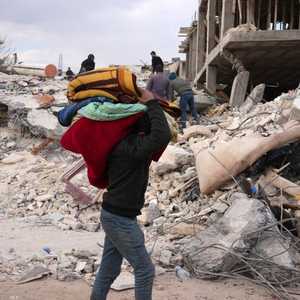 الأمل يحدو فرق الإنقاذ في العثور على مزيد من الناجين بتركيا