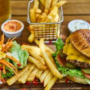 الوجبات السريعة تحتوي نسب مرتفعة من الدهون الضارة