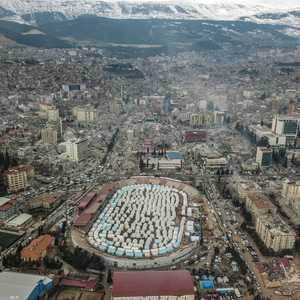 تبذل فرق الإنقاذ جهودها للبحث عن ناجين