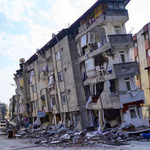 تحول آلاف المباني إلى أنقاض في عشرات المدن بتركيا وسوريا