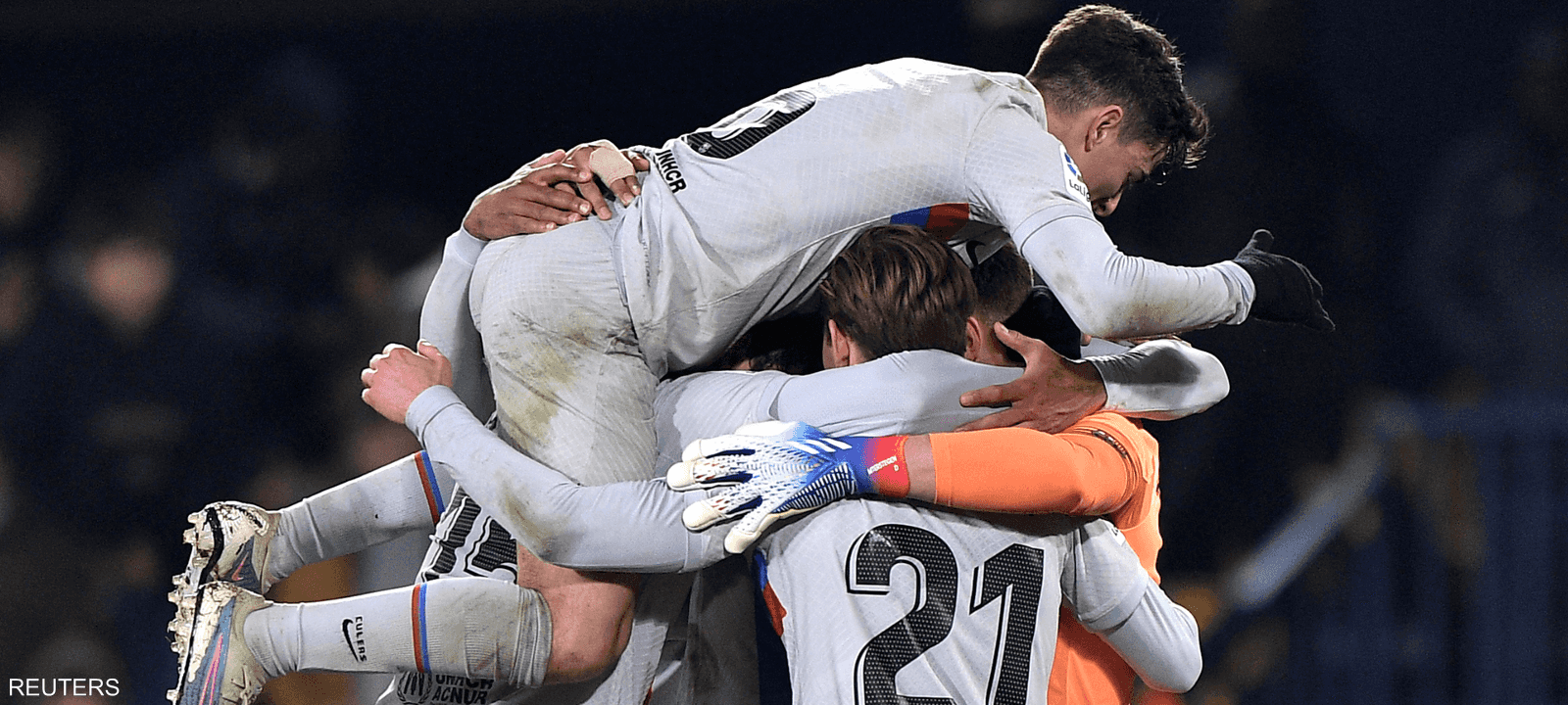فرحة لاعبي برشلونة بالفوز بعد المباراة