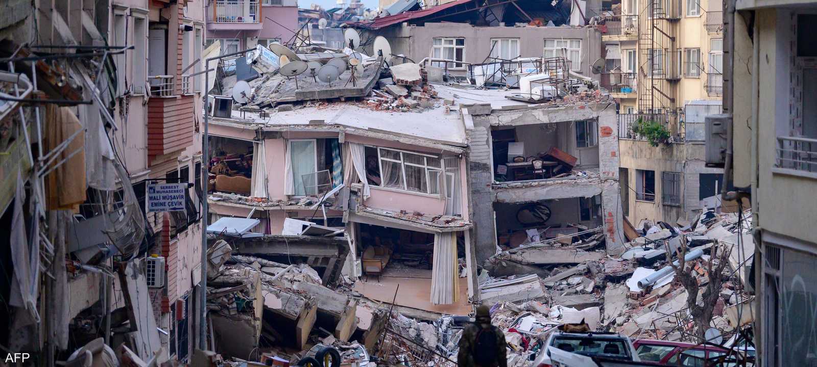 يتواصل بين الحين والآخر انتشال ناجين من تحت الأنقاض