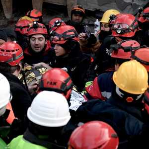 تم انتشال شخصين من تحت الأنقاض بعد 198 ساعة