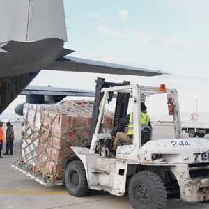 تواصل الإمارات إرسال المساعدات الإغاثية للمتضررين من الزلزال