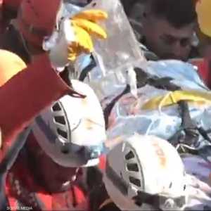 انتشال سيدة من تحت الأنقاض في ولاية كهرمان مرعش