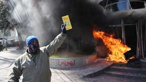 محتجون يشعلون النيران في بعض البنوك في لبنان