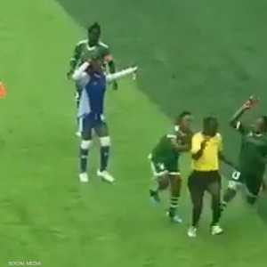 الحكم حاول الهرب لكن اللاعبات لحقن به