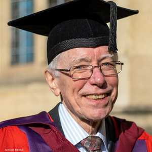 أكستين حصل على الدكتوراه في الفلسفة بعمر 76