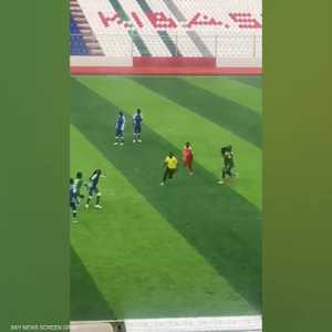 ضرب حكم في مباراة كرة قدم نسائية