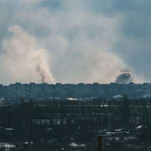 دخان يتصاعد في باخموت الأوكرانية حيث تدور معارك شرسة