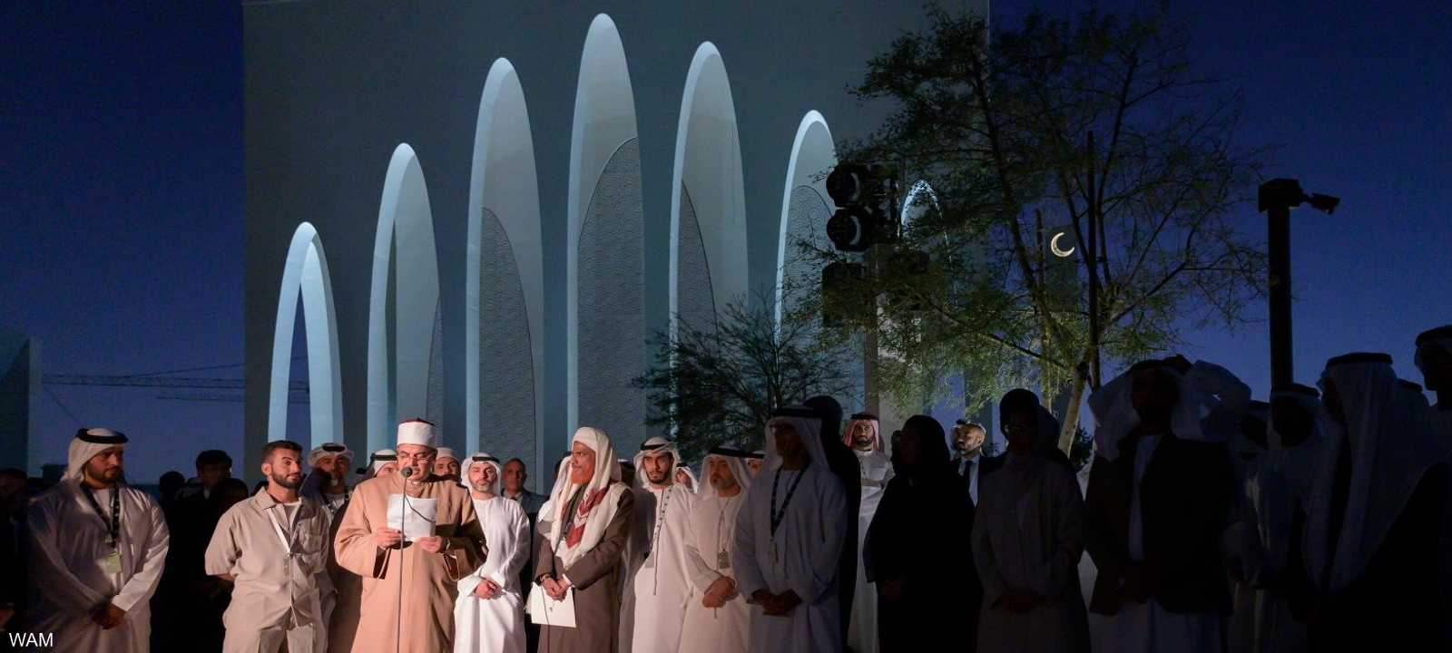 يضم البيت مسجدا وكنيسة وكنيسا