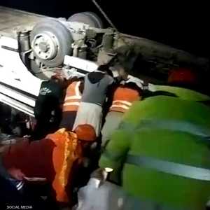 مقتل 14 راكبا وإصابة 63 جراء تحطم حافلة شرقي باكستان