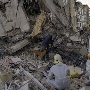 سكان غازي عنتاب يحاولون استرجاع أغراضهم من المباني المتضررة