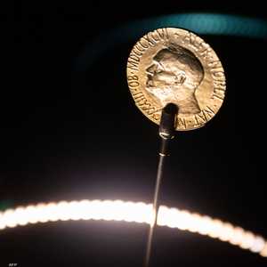 ميدالية تمنح للفائزين بجائزة نوبل للسلام