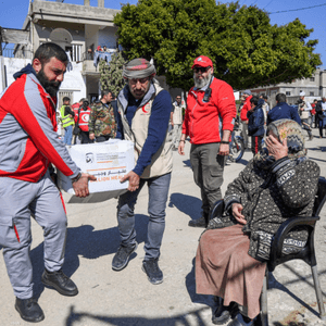 الهلال الأحمر يوزع مساعدات على المتأثرين من زلزال سوريا