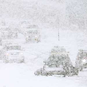 الثلوج غطت الطرق وحجبت الرؤية