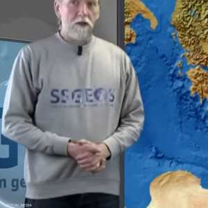 سكان من عثمانية التركية يخلون بيوتهم المتصدعة تمهيداً لهدمها