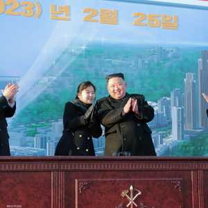 زعيم كوريا الشمالية مع ابنته خلال حفل مشروع الإسكان