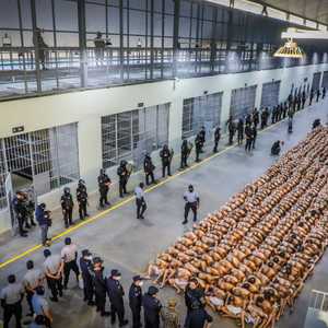 من داخل سجن السلفادور الجديد