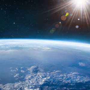 تقوم التقنية على عكس أشعة الشمس عبر أقمار اصطناعية.