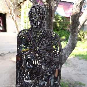 فنان فلسطيني يحول الخردة المعدنية إلى قطع فنية