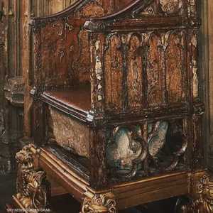 الكرسي مصنوع من خشب البلوط