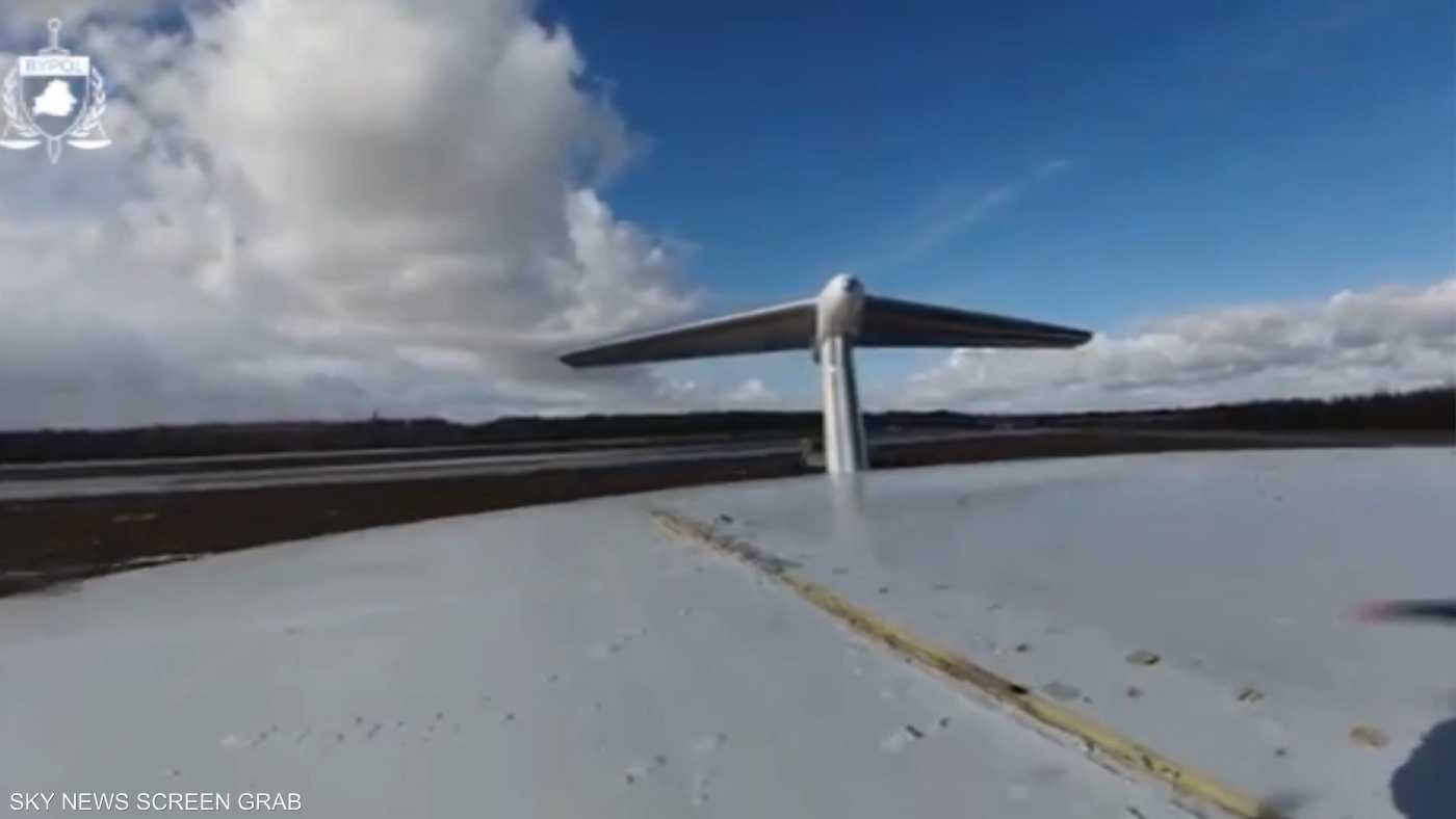 طائرة تحط فوق أخرى