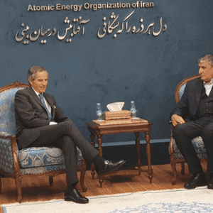 غروسي (يسار) خلال لقائه بمحمد إسلامي