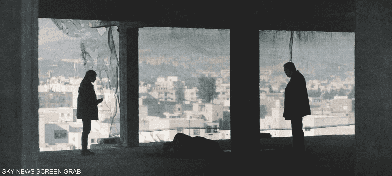 الفيلم يدور حول تحقيق شرطي بحوادث لأشخاص ماتوا حرقا