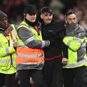 الأمن سيطر على المشجع الذي غزا الملعب