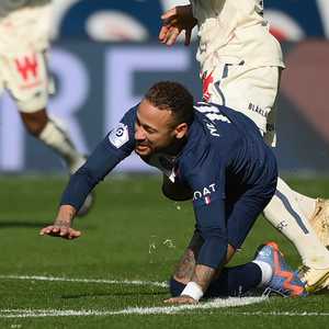البرازيلي نيمار مهاجم باريس سان جرمان سيخضع لجراحة