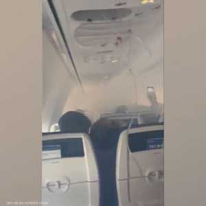 دخان داخل طائرة ورعب في السماء بسبب "سرب طيور"