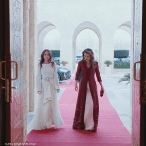 العروس ووالدتها لدى دخول قاعة الاحتفال بقصر الحسينية